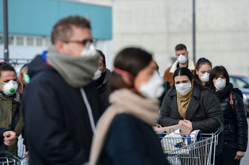 意大利小镇卡萨尔普斯特伦戈（Casalpusterlengo）因为武汉肺炎疫情而被封锁，居民排队进入一家超市。（法新社）