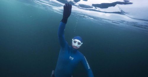 男子冰下屏气8分30秒 潜泳181公尺破世界纪录