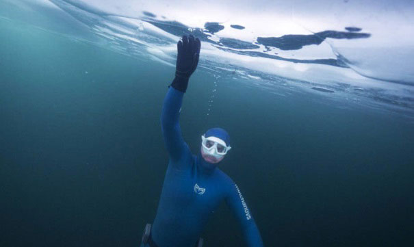 莫尔查诺夫在冰下睁眼屏气8分30秒后下潜到冰下130公尺，然后游泳了近181公尺，打破了世界纪录。