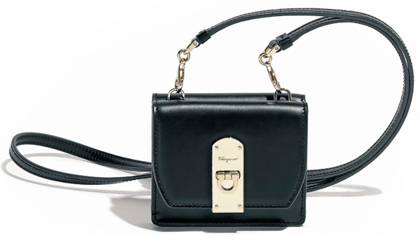 Salvatore Ferragamo黑色牛皮卡夹肩背包（8.5×11cm），具备内手机袋、6个信用卡槽。可利用可调式皮带作为腰包使用。