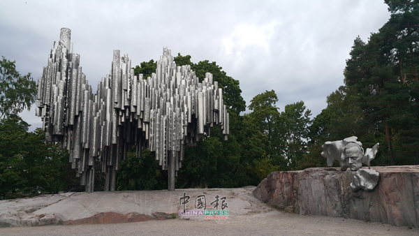 西贝流士公园中，最吸睛的纪念碑，莫过于由600个空心不锈钢管，以不规则高度焊接组合而成，这是为纪念芬兰作曲家西贝流士而建造，右边则有尊西贝流士的头像纪念碑。