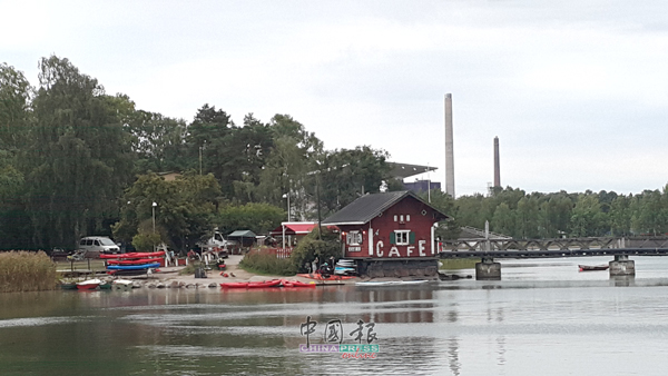 西贝流士纪念碑后方有间湖畔小木屋Cafe Regatta，是赫尔辛基最受旅人欢迎的打卡景点之一，来杯湖边咖啡，享受片刻欧风宁静。