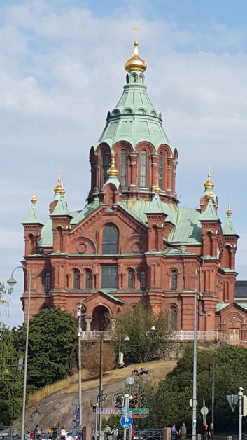 位于山坡上的乌斯佩斯基大教堂，是北欧最大的东正教教堂，于十八世纪，由当时芬兰的统治者俄国沙皇亚历山大二世所兴建。外观朴实内在华丽，是旅人必访景点之一。
