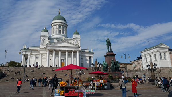 赫尔辛基大教堂，首都地标，位于市中心参议院广场上，左右两侧为总理府与赫尔辛基大学，是居民主要的信仰中心，除了日常的礼拜，也是举办人生大事如结婚受洗等的最佳场所。