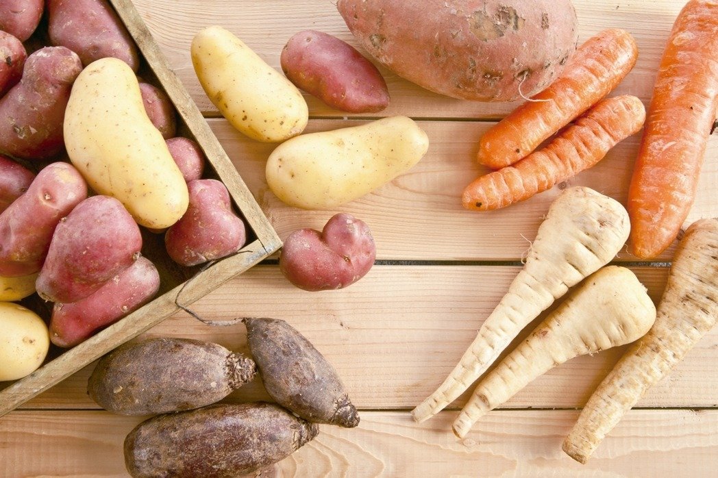 未切的马铃薯、红萝卜等根茎类，放冰箱会促进发芽，用丝袜或网袋包好，放在室内阴凉处。