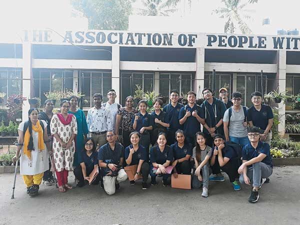 英迪国际大学物理治疗学系和生物技术学系学生及讲师，在印度班加罗尔市探访身障协会，受到该协会职员的欢迎。