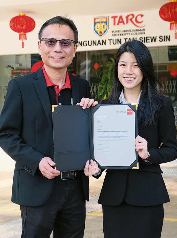 拉大学院校长李仕伟教授（左），恭贺伍怡慧勇夺世界第一。