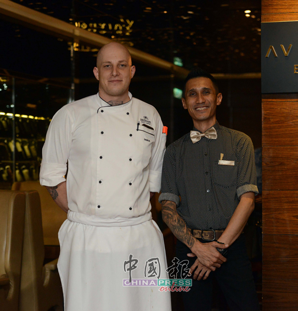 Darius Seitfudem厨师（左）和Mohd Hafiz合作，推出一系列适合配搭Jungle Bird的小吃，让客人有更完整的餐饮体验。
