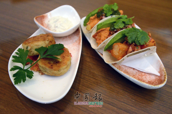（左）Mini Pan-fried Crab Cakes外皮香脆，内容满满的蟹肉丝，充满幸福的鲜味；（右）Amritsar Fish Tacos是香炸鱼柳上加入了辣椒和墨西哥著名的酪梨酱。