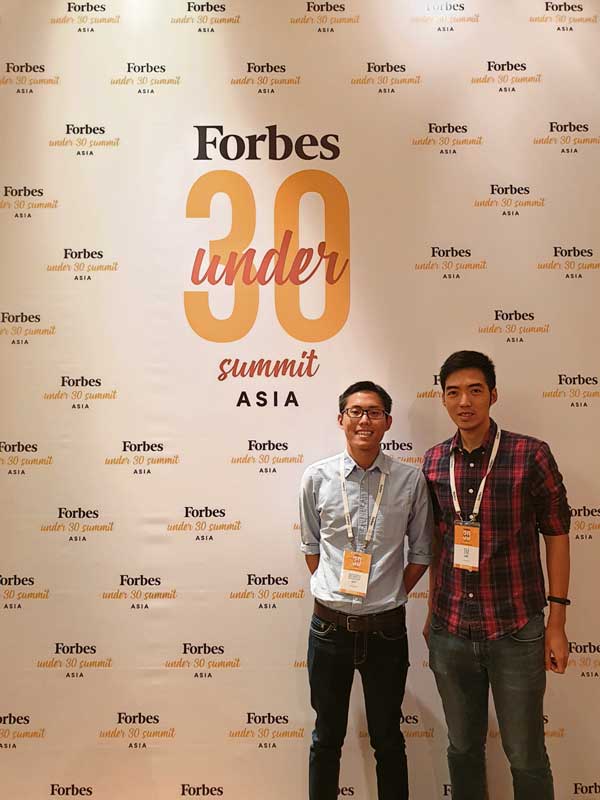 李得铭（右）和合伙人Bobby Ong，摄于美国知名财经媒体《福布斯》亚洲地区三十位三十岁以下商业精英榜峰会。