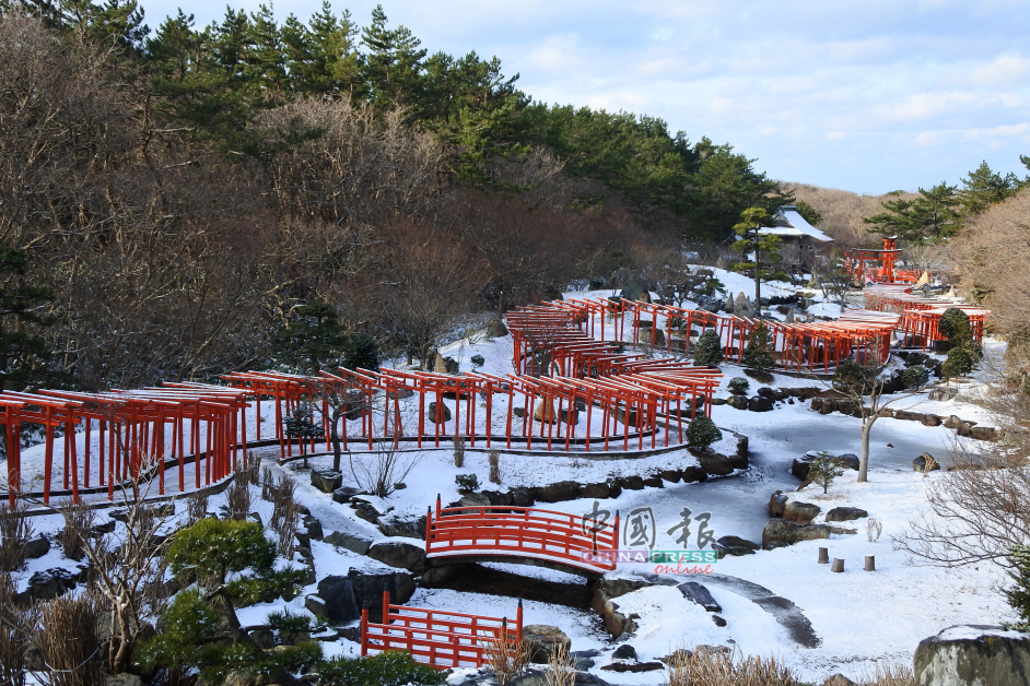 高山稻禾神社内的长廊式的鸟居，连接山谷中的日式庭园和神社，下雪后一片白恺恺，美不胜收。