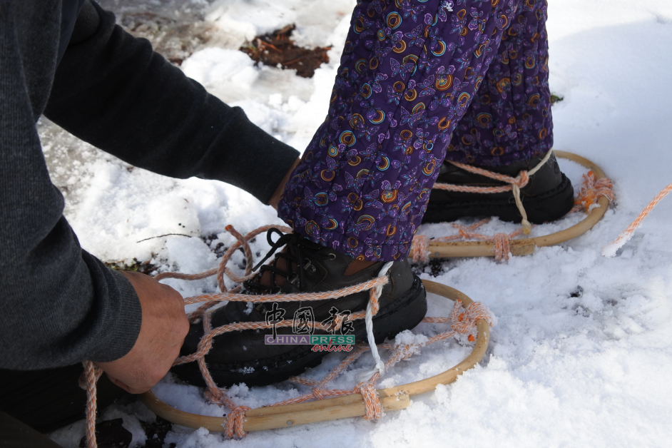 古时候没有雪靴，人们将这种类似球拍的“鞋底”绑在鞋子底部，避免陷入积雪中。