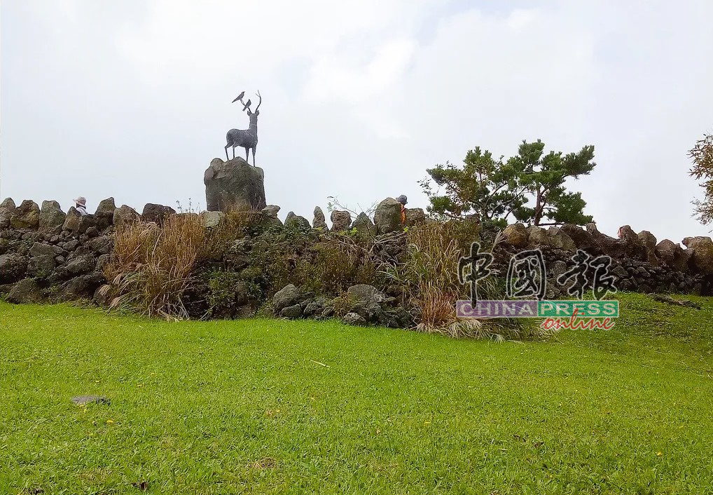 山君不离顶端的汉鹿址纪念碑，据说鹿像面向汉拿山。