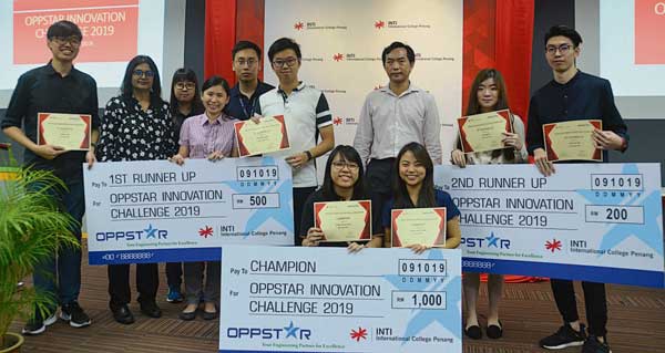 冠亚季军三支队伍，从Oppstar工程总监李俊杰（后排右三）手中接过奖金及奖章，槟城英迪国际学院行政总裁贺玛拉塔（左二）分享优胜者的喜悦。