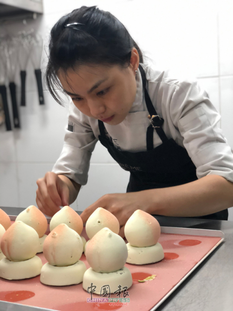 甜品师庄慧君（Evelyn Chung）正全神贯注投入甜品制作，工序繁杂的手工制作，保证了冰淇淋的原汁原味，与精致造型。