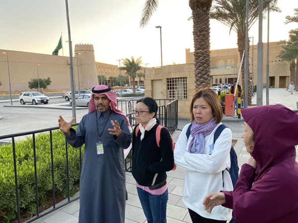 沙地阿拉伯没硬性规定女游客在外必须戴头巾。利雅得导游亚都拉也比较专业，总是希望我们能入乡随俗。这也是他第一次接待“游客”。