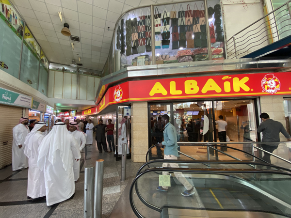 阿拉伯人排队等着购买吉达最好吃的炸鸡。