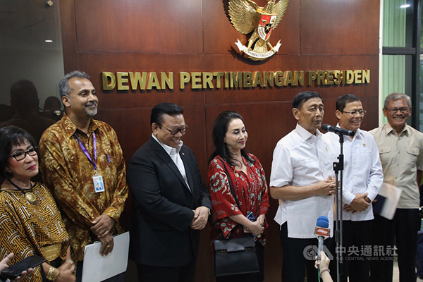 印尼总统府谘询委员会周一召开专家会议，世界卫生组织驻印尼代表巴拉尼塔兰（左2）在会后指出，对印尼官员防疫措施及政治意志印象深刻。（中央社）