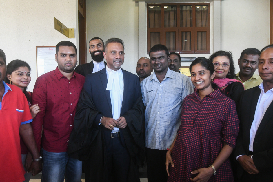 沙米纳登（前排右3）和阿里文丹（左2）获释后，与律师及家人开心交流。