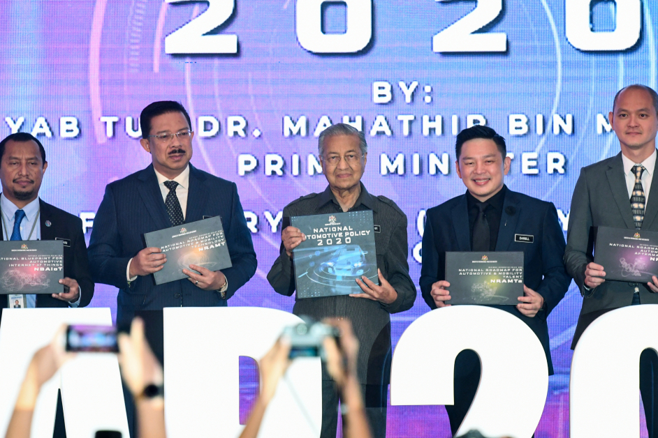 马哈迪（中）推介“2020国家汽车政策”，左起为洛曼哈津、莫哈末祖基、达勒雷京和王建民