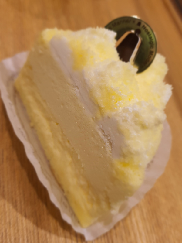 以法文“La Tour Amitie Otaru”(意思为“亲爱的小樽塔”)命名的品牌LeTAO，是小樽不能错过的甜品，入口即溶的乳酪蛋糕在舌尖温柔地流淌，于是味蕾就永久地记住了那一瞬间的怦然心动。