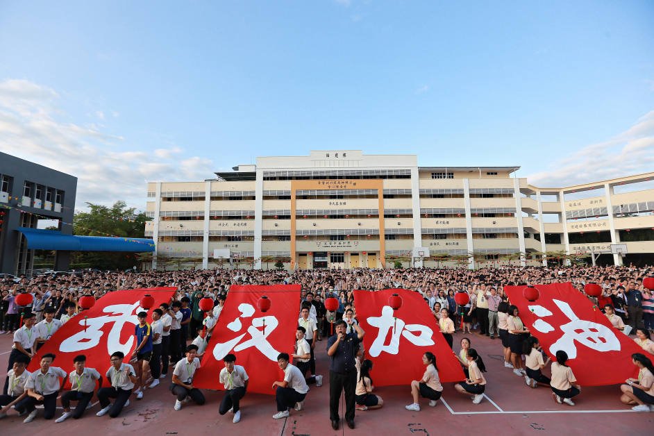 芙中全校约3000人参与《守护》MV拍摄，也是芙蓉唯一一所参与拍摄的学校，中为蔡亲炀。