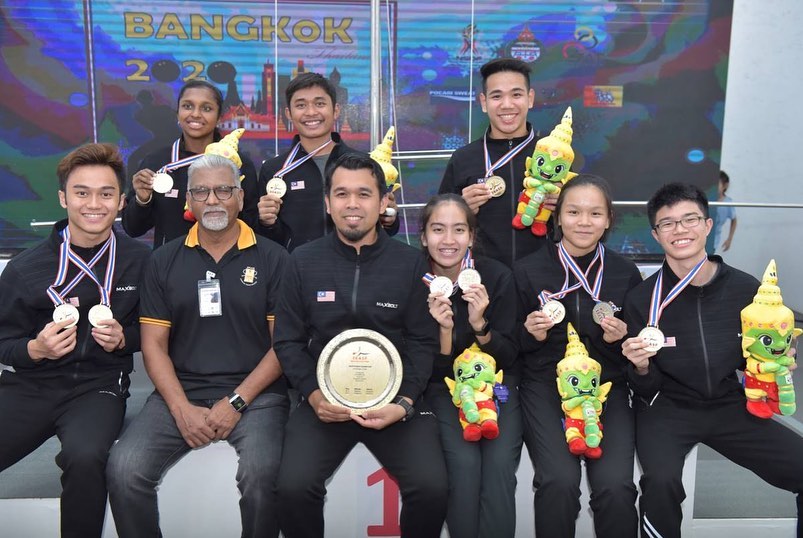 马来西亚壁球队在混合团体赛如愿蝉联冠军；前排左3为教练沙里尔沙希丹。（摘自大马壁球总会面子书）