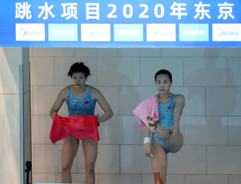 中国女队队长施廷懋（左）及王涵等，将藉达标赛提升竞拔状态。（新华社）