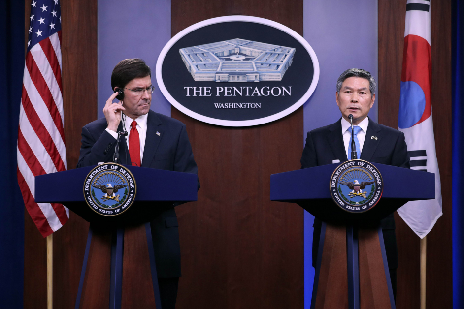 美国国防部长埃斯珀（左）与韩国国防部长郑景斗，周一在五角大厦记者会上发言。
