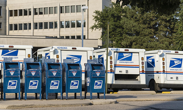 美国邮政署和新加坡邮政在周二宣布，暂停收寄中国的邮件。