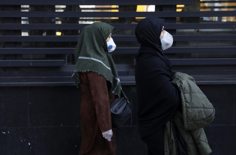 疫情开始在伊朗扩散，民众纷纷戴上口罩。