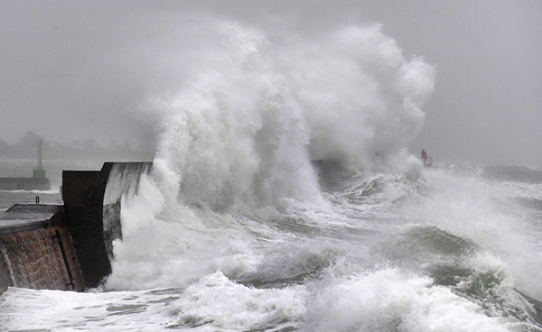 受西拉亚风暴影响，法国普洛巴纳莱克莱斯科尼的海岸掀起巨浪拍打码头。（法新社）
