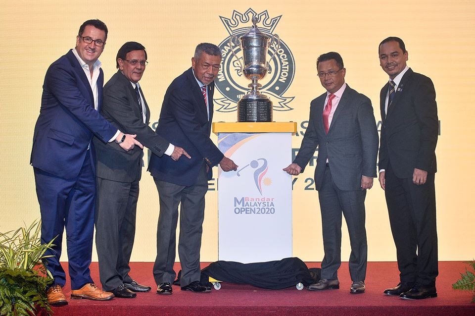 安华诺（中）在亚巡赛伙伴总监查利丁基（左起）、马来西亚城代表拿督马吉曼吉阿都拉、大马奥理会会长拿督斯里诺扎及赞助商阿立普古拉的陪同下宣布赛事如期进行。（大马高尔夫球总会面子书图片）
