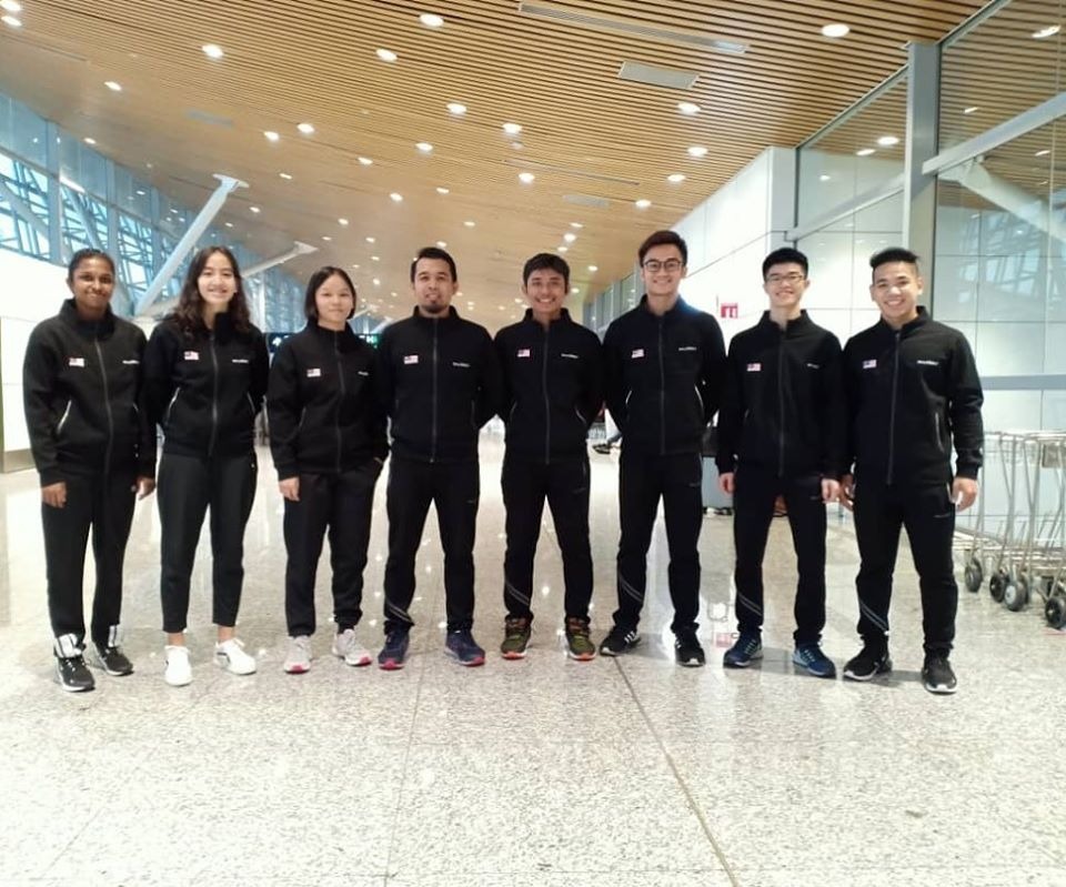 征战东南亚杯的国家青年壁球队阵容，左2起艾拉、王欣惠，沙里尔教练、哈菲兹及李勇毅。