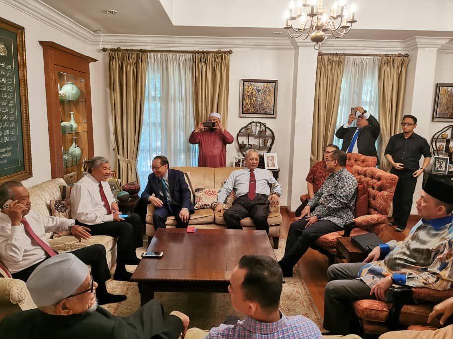 一众国会议员在土团党总裁丹斯里慕尤丁的住家畅谈甚欢；坐者左起为慕尤丁和巫统主席拿督斯里阿末扎希，以及巫统总秘书丹斯里安努亚慕沙（坐者左4）；背对者左起为伊斯兰党主席拿督斯里哈迪阿旺和土团党新邦令金区国会议员马智礼。