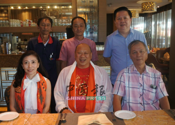 杨君平（前排左起）、古儒蓝日川、陈锡安、廖盛强（后排左起）、林善初及杨君平出席记者会。