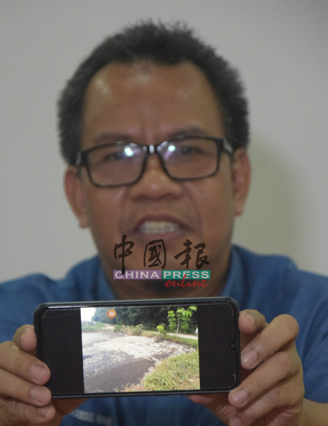 苏菲华合展示养鱼业者将未处理过的鸡血及破鸡蛋污水，直接排入双溪峇汝河照片。