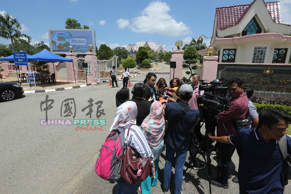 媒体在州政府大厦入口处围着行政议员郭子毅访问，以了解甲州目前的政局。