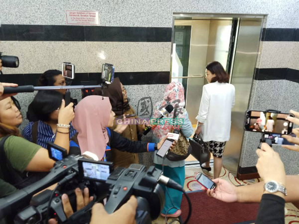 甲行政议员林秀凌（右）离开时，受到媒体追访。