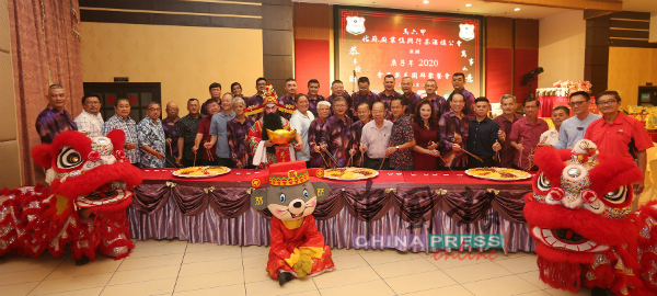 马六甲姑苏厨业慎兴行茶酒楼公会理事、会员及嘉宾，一同捞生庆新春。