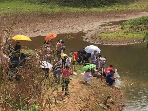 不明团体在水坝边进行放生活动。（图取自面子书）