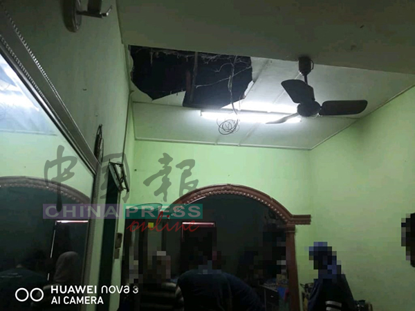 男子躲在天花板上，不料天花板突然塌下，被执法人员逮捕。（图由瓜拉姆拉县反毒机构提供）