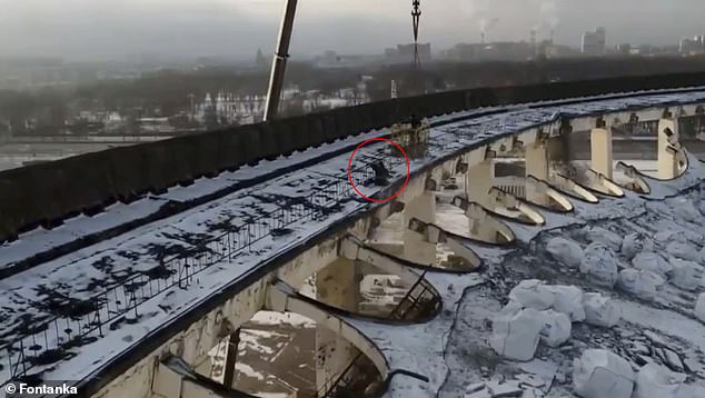 事发前，库契洛夫（红圈）在建筑屋顶工作的身影。