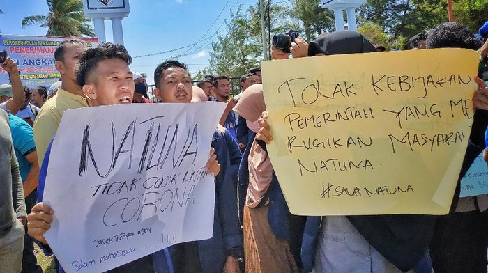 纳土纳岛居民周六（1日）举牌示威，高呼“拒绝病毒”。