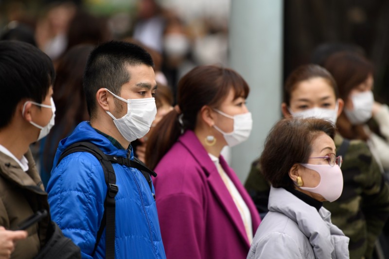 日本疫情持续上升，东京民众全都戴上口罩以防疫。