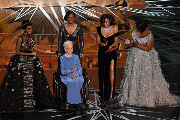 2017年2月26日，加州好莱坞的奥斯卡奖颁奖典礼。凯瑟琳（中）被一众女演环绕，她们在第89届奥斯卡颁奖舞台上颁获最佳纪录片奖。