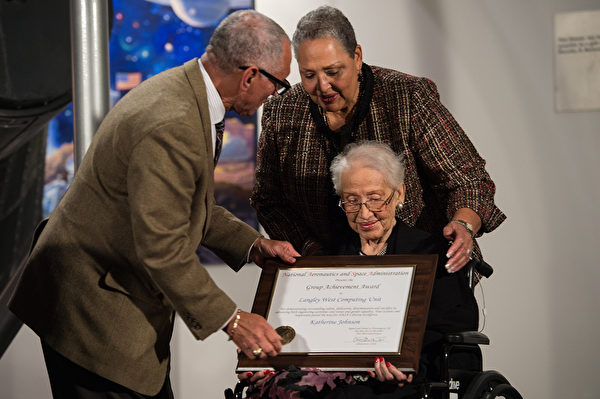NASA局长2016年向凯瑟琳颁发了奖项。