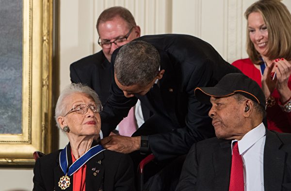 美国前总统奥巴马2015年向凯瑟琳颁发了总统自由勋章。