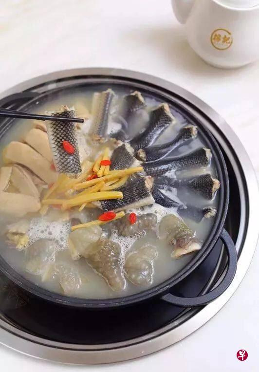 含有蛇、田鸡与甲鱼的广东菜式。