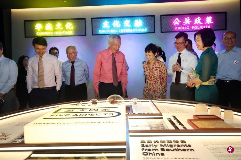 李显龙（左3）周六为“新加坡华人·探索本土华族文化”展览主持开幕。